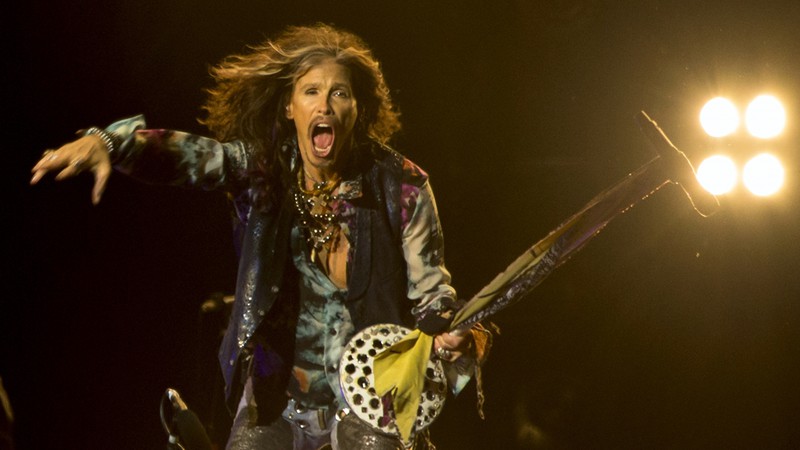 Steven Tyler à frente do Aerosmith em show na Rússia, em 2015 - Pavel Golovkin/AP