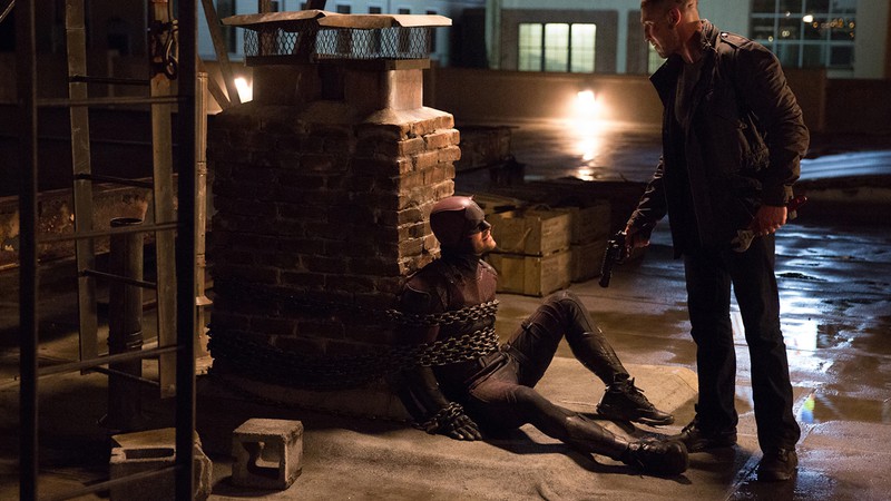 Frank Castle (Justiceiro, vivido por Jon Bernthal) e Matt Murdock (Demolidor, vivido por Charlie Cox) em imagem da segunda temporada de <>Demolidor</i> - Reprodução