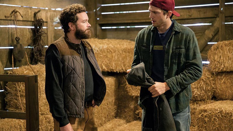 Danny Masterson (à esq.) e Ashton Kutcher em The Ranch - Netflix