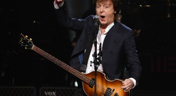 Paul McCartney durante show em Nova York, em outubro de 2015 - Gary Wiepert/AP