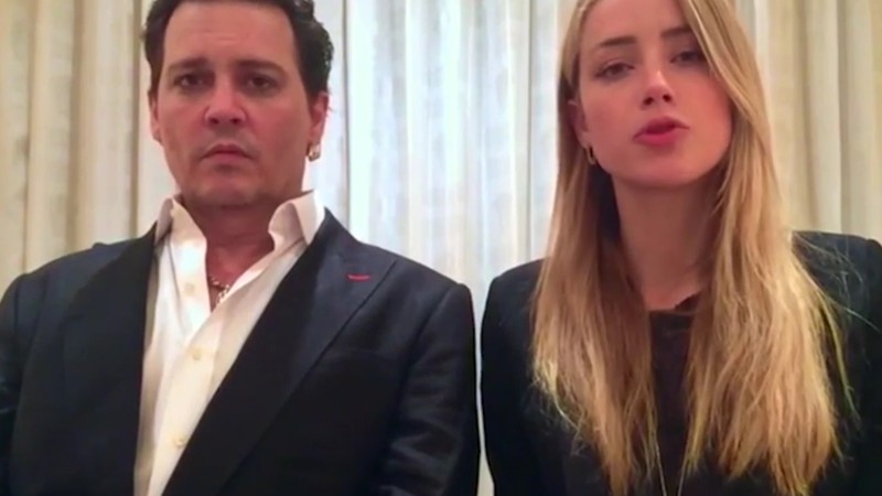 Johnny Depp e Amber Heard em vídeo no qual se desculpam por terem levado cães de estimação ilegais à Austrália - Reprodução/Vídeo