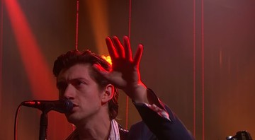 Alex Turner, do Arctic Monkeys, durante apresentação com o projeto paralelo The Last Shadow Puppets - Reprodução/Vídeo