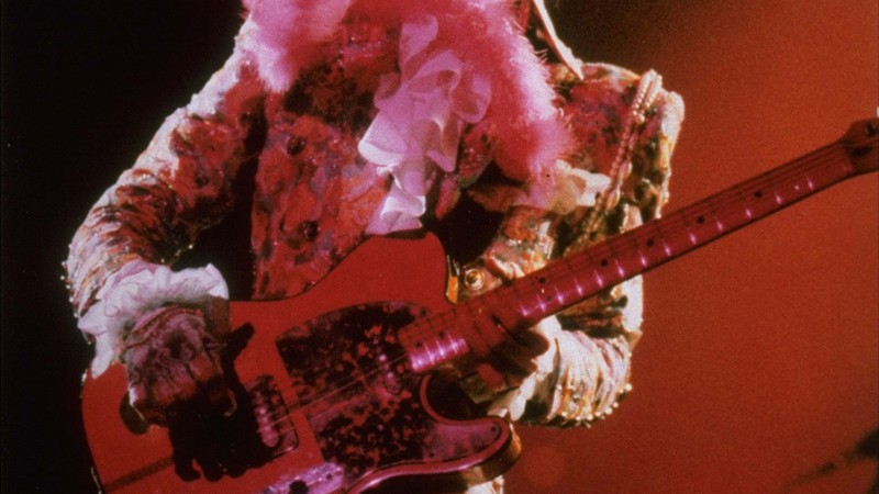 Nesta imagem (do mesmo show em Houston, em 11 de janeiro de 1985) Prince aparece tocando a famosa guitarra Madcat Hohner Telecaster, que o acompanhou ao longo da turnê do disco <i>Purple Rain</i>.

 - Carter Smith/AP