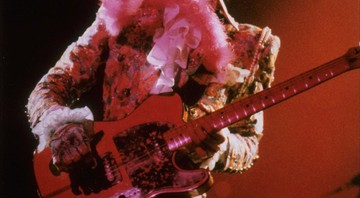 Nesta imagem (do mesmo show em Houston, em 11 de janeiro de 1985) Prince aparece tocando a famosa guitarra Madcat Hohner Telecaster, que o acompanhou ao longo da turnê do disco <i>Purple Rain</i>.

 - Carter Smith/AP