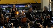 O Metallica em trecho de show em uma loja de discos em São Francisco, nos Estados Unidos, pelo Record Store Day - Reprodução/Vídeo