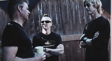 Barrett Martin (Mad Season/Screaming Trees), Mike McCready (Pearl Jam/Mad Season) e Duff McKagan (Guns N’ Roses/Velvet Revolver) como o supergrupo Levee Walkers - Reprodução/Facebook