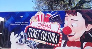 O projeto Cinema Ticket Cultura, encabeçado pela Kinoplex em parceria com a Ticket Cultura, percorre 40 cidades brasileiras de maio a novembro, promovendo exibições cinematográficas em uma carreta personalizada. - Divulgação