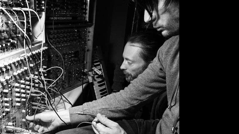 Thom Yorke (vocalista) e Jonny Greenwood (guitarrista), do Radiohead, durante a produção do disco <i>A Moon Shaped Pool</i>, em foto tirada e publicada pelo produtor Nigel Godrich - Reprodução/Twitter