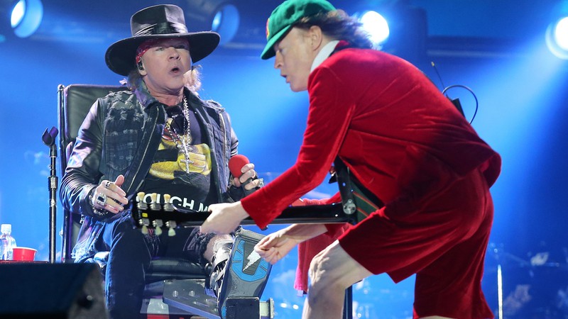 O guitarrista Angus Young eo vocalista Axl Rose (Guns N' Roses) durante show do AC/DC em Lisboa, Portugal - Armando Franca/AP