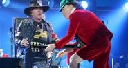 O guitarrista Angus Young eo vocalista Axl Rose (Guns N' Roses) durante show do AC/DC em Lisboa, Portugal - Armando Franca/AP