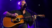 James Hetfield, no show anual Acoustic-4-A-Cure de 2016, em São Francisco, nos Estados Unidos - Reprodução/Facebook