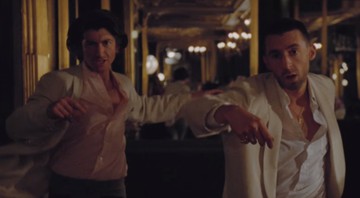 Alex Turner e Miles Kane em cena do clipe de "Miracle Aligner", do Last Shadow Puppets - Reprodução/Vídeo