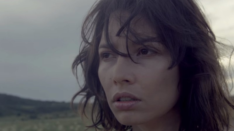 A vocalista do Carne Doce, Salma Jô, em cena do clipe de "Benzin", do Boogarins - Reprodução/Vídeo