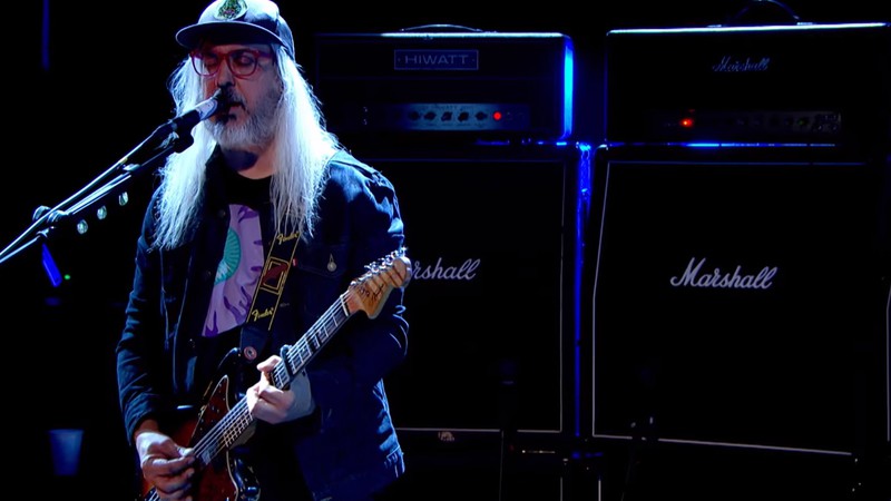 J Mascis, do Dinosaur Jr., em trecho de vídeo com performance do single "Tiny" - Reprodução/Vídeo