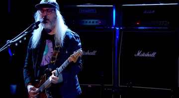 J Mascis, do Dinosaur Jr., em trecho de vídeo com performance do single "Tiny" - Reprodução/Vídeo