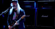 J Mascis, do Dinosaur Jr., em trecho de vídeo com performance do single "Tiny" - Reprodução/Vídeo