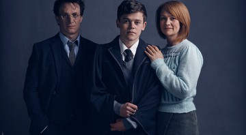 Parte do elenco da peça <i>Harry Potter e a Criança Amaldiçoada</i>: Harry Potter (Jamie Parker), Gina (Poppy Miller) e Albus (Sam Clemmett) - Reprodução