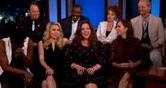 Elenco do <i>Caça-Fantasmas</i> de 2016 e do filme de 1984 durante encontro no programa <i>Jimmy Kimmel Live</i> - Reprodução/Vídeo