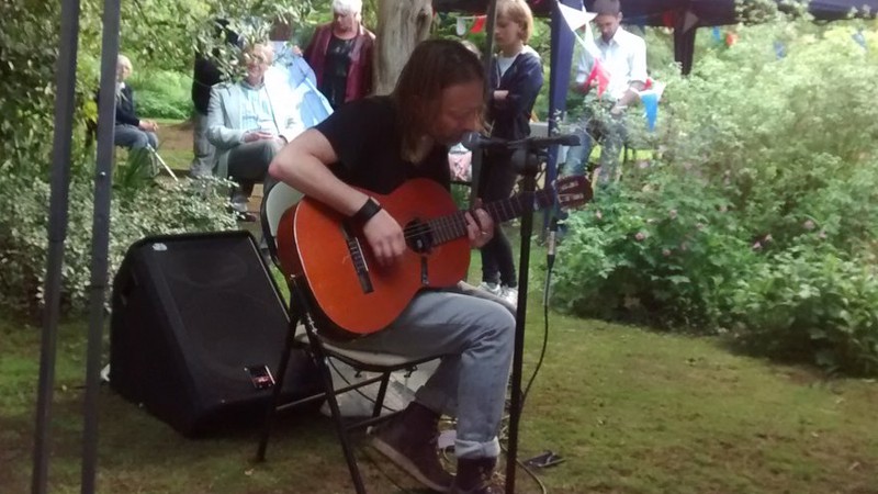 Thom Yorke, do Radiohead, tocando versões acústicas de músicas em uma festa em um jardim na vizinhança dele, em Oxford, na Inglaterra - Reprodução/Twitter