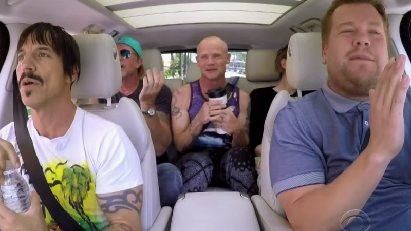 Red Hot Chili Peppers durante cena de episódio do quadro “Carpool Karaoke”, do apresentador James Corden - Reprodução/Vídeo