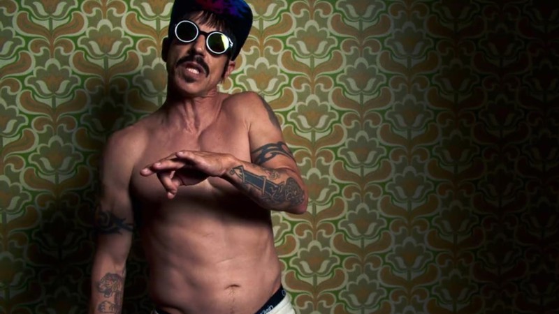 O vocalista Anthony Kiedis em cena do clipe de "Dark Necessities", do Red Hot Chili Peppers - Reprodução/Vídeo