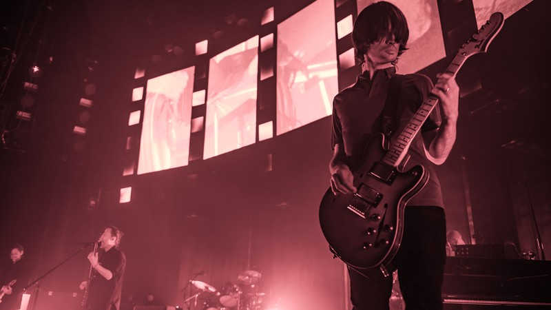 Jonny Greenwood, guitarrista do Radiohead, durante show da banda em Londres, em maio de 2016 - Rex Features/AP