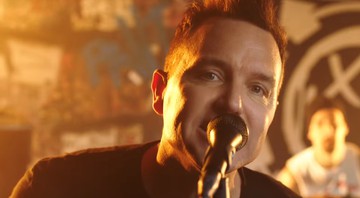 O baixista do Blink 182, Mark Hoppus, em cena do clipe de “Bored To Death” - Reprodução/Vídeo