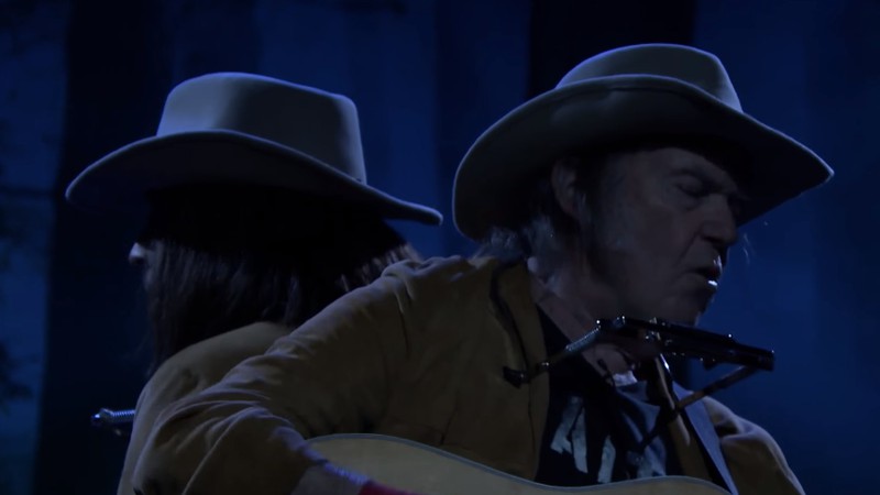 Neil Young e Jimmy Fallon (imitando Neil Young) fazendo dueto no programa norte-americano <i>Tonight Show</i> - Reprodução/Vídeo