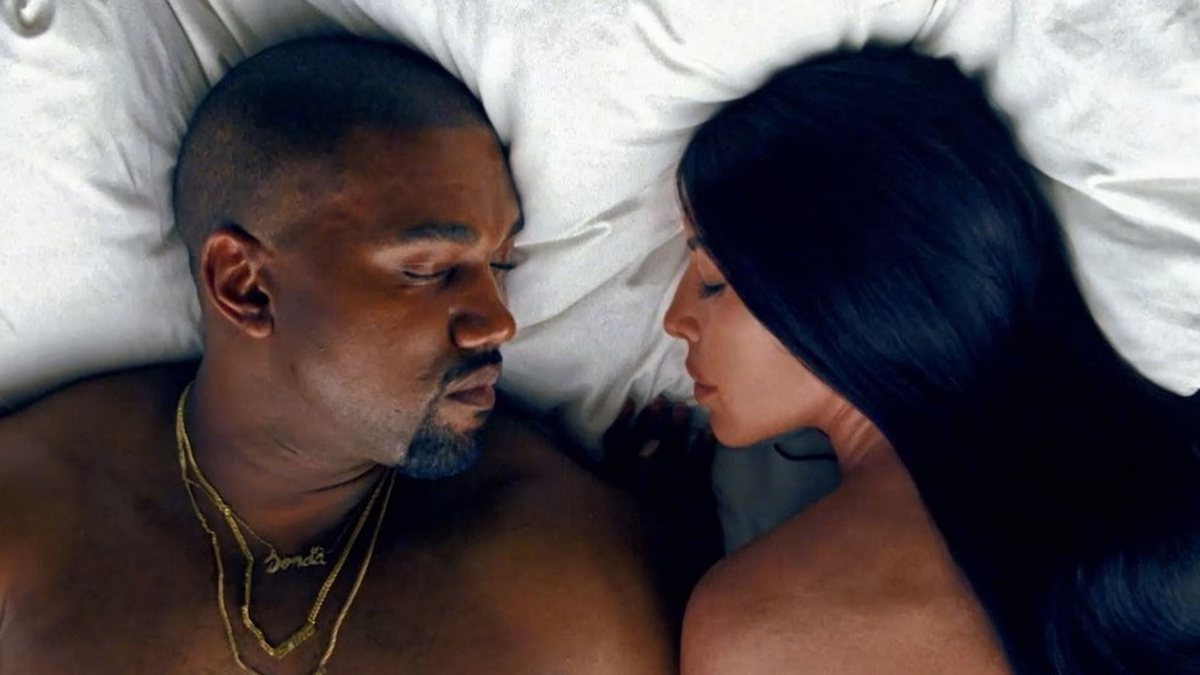 Kanye West e Kim Kardashian em cena do polêmico vídeo de "Famous" - Reprodução/Vídeo