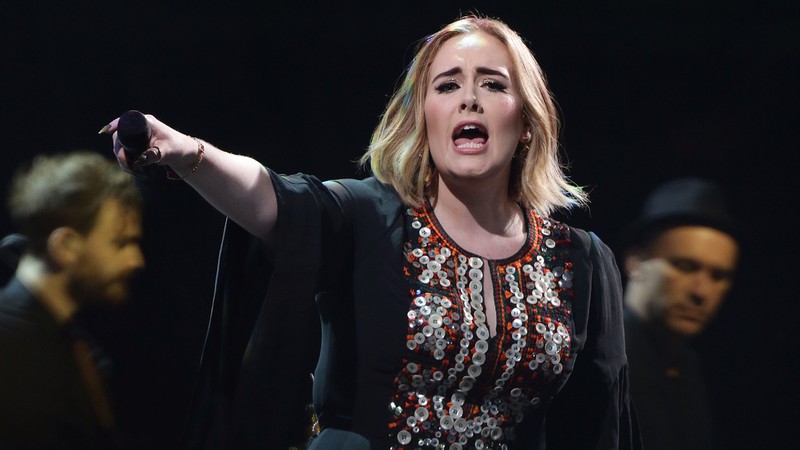 Adele durante o show dela como headliner no festival britânico Glastonbury de 2016 - Press Association/AP