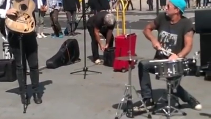 Chad Smith, baterista do Red Hot Chili Peppers, tocando com músicos de rua em Londres - Reprodução/Vídeo