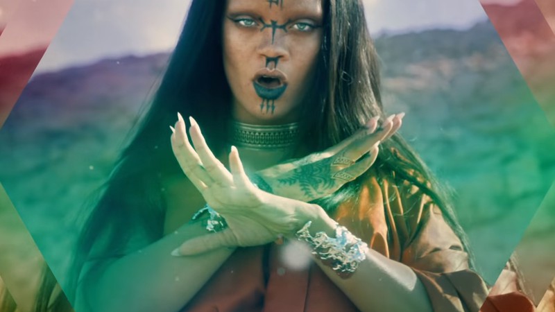 A cantora Rihanna em cena do clipe de “Sledgehammer”, da trilha sonora de <i>Star Trek: Sem Fronteiras</i> - Reprodução/Vídeo