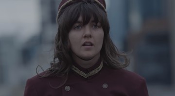 Courtney Barnett em cena do clipe de “Elevator Operator” - Reprodução/Vídeo