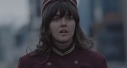 Courtney Barnett em cena do clipe de “Elevator Operator” - Reprodução/Vídeo