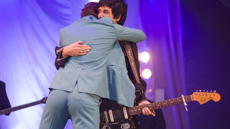 O ex-guitarrista do Smiths, Johnny Marr, abraçando Alex Turner (Arctic Monkeys) durante show do Last Shadow Puppets em Manchester, na Inglaterra - Rex Features/AP