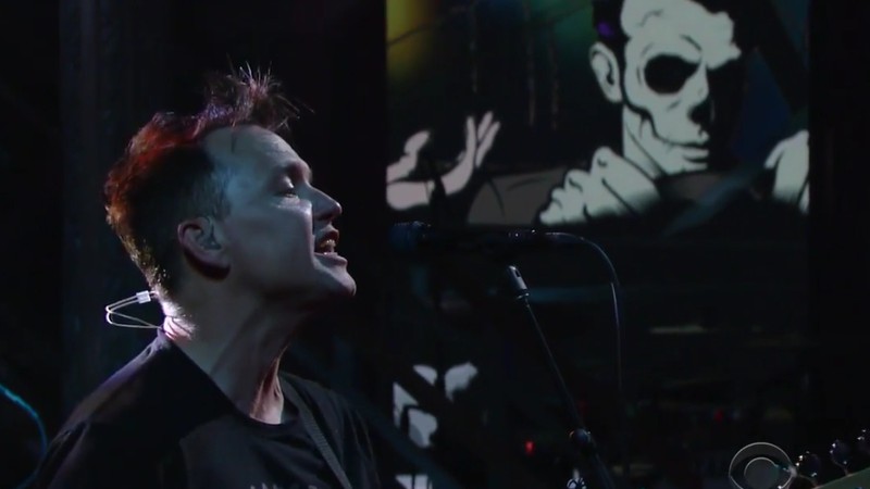 Mark Hoppus durante apresentação do Blink-182 no <i>The Late Show With Stephen Colbert</i>  - Reprodução