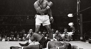 <b>Estilo & Glória</b><br>
Ali defendendo o cinturão dos pesospesados pela primeira vez, em maio de 1965, contra Sonny Liston. Ele
havia tirado o título de Liston no ano anterior - Ap Photo/Jonh Rooney