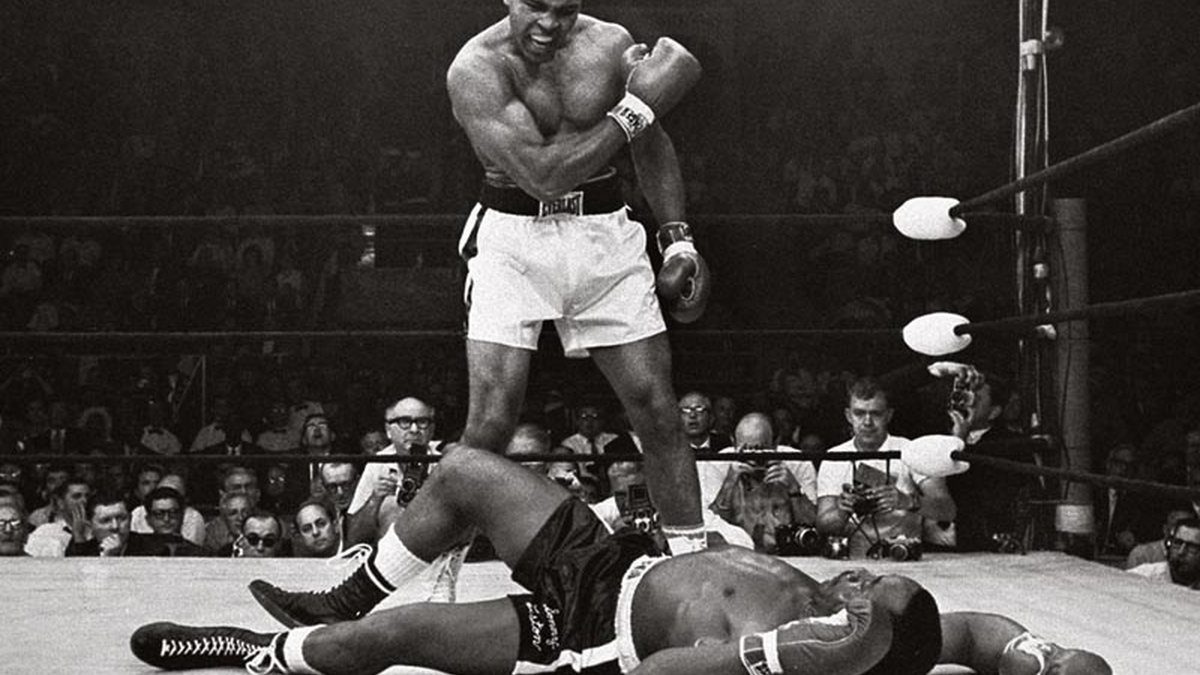 <b>Estilo & Glória</b><br>
Ali defendendo o cinturão dos pesospesados pela primeira vez, em maio de 1965, contra Sonny Liston. Ele
havia tirado o título de Liston no ano anterior - Ap Photo/Jonh Rooney