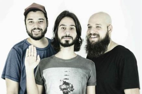 Formada em 2012, a banda foi indicada pelo disco de estreia, <i>Música de Cabeceira</i>, ao Prêmio da Música Brasileira, na categoria Melhor Disco Independente - Divulgação