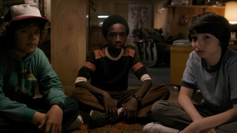 Mike (Finn Wolfhard) Dustin (Gaten Matarazzo) e Lucas (Caleb McLaughlin) em cena de Stranger Things (Foto: Divulgação / Netflix)