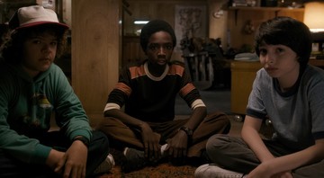 Mike (Finn Wolfhard) Dustin (Gaten Matarazzo) e Lucas (Caleb McLaughlin) em cena de Stranger Things (Foto: Divulgação / Netflix)