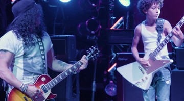 Cena de vídeo do guitarrista do Guns N' Roses, Slash, tocando com os jovens do musical da Broadway de <i>Escola de Rock</i>, durante um ensaio - Reprodução/Vídeo