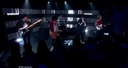 The Strokes em cena de vídeo da participação da banda no programa <i>Jimmy Kimmel Live!</i>, tocando a faixa "Threat of Joy" - Reprodução/Vídeo