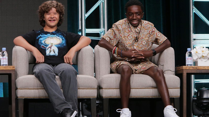 Os atores Gaten Matarazzo e Caleb McLaughlin durante o paniel de <i>Stranger Things</i> no evento TCA, para críticos de TV - Divulgação