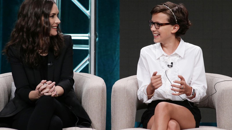 Winona Ryder e Millie Brown, atrizes de <i>Stranger Things</i>, durante painel da série em evento da Netflix em Los Angeles - Eric Charbonneau/Netflix