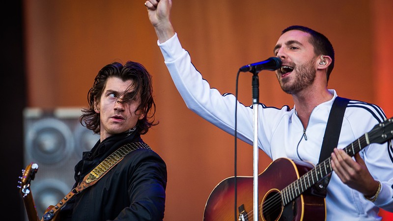 Alex Turner e Miles Kane durante show do Last Shadow Puppets no festival britânico T in the Park de 2016 - Rex Features/AP