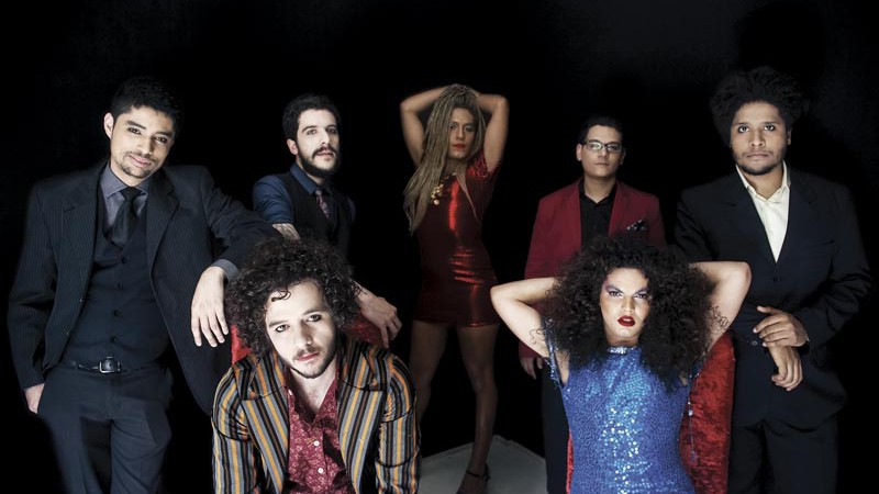 Time completo: (no sentido horário) Vitor Coimbra, Rob Ashto en, Raquel Virgínia, Danilo Moura, Carlos Eduardo Samuel, Assucena Assucena e Rafael Acerbi - Julieta Benoit/Divulgação