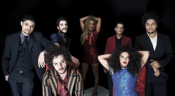 Time completo: (no sentido horário) Vitor Coimbra, Rob Ashto en, Raquel Virgínia, Danilo Moura, Carlos Eduardo Samuel, Assucena Assucena e Rafael Acerbi - Julieta Benoit/Divulgação