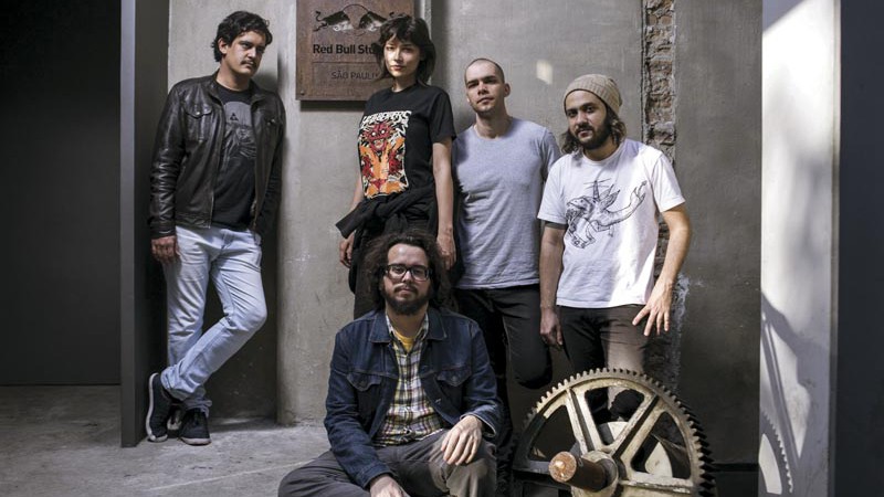 (Da esq. para a dir.) Aderson Maia, Salma Jô, Macloys Aquino, João Victor Santana e (sentado) Ricardo
Machado no Red Bull Station - Felipe Gabriel/Divulgação