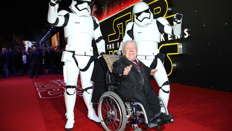 O ator britânico Kenny Baker, intérprete do robô R2-D2 nos seis primeiros filmes da cinessérie <i>Star Wars</i>, na estreia europeia de <i>O Despertar da Força</i>, em dezembro de 2015 - Joel Ryan/AP